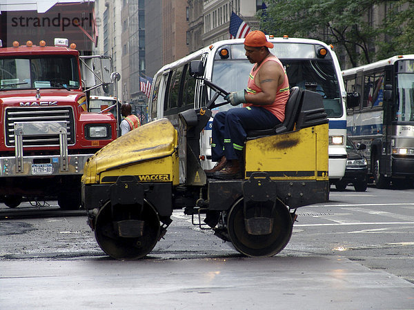 USA  Vereinigte Staaten von Amerika  New York City: Strassenbauarbeiten auf der Fifth Avenue  Dampfwalze.
