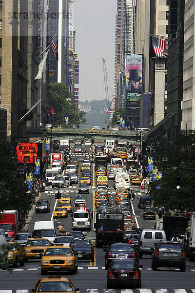 USA  Vereinigte Staaten von Amerika  New York City: 42nd Street  Midtown. Blick von Osten nach Westen.