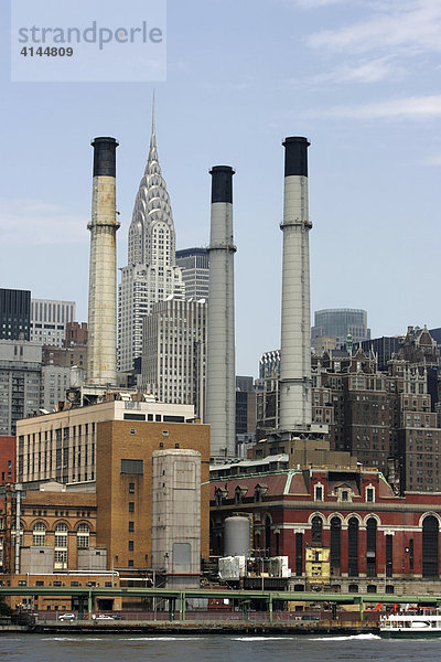 USA  Vereinigte Staaten von Amerika  New York City: con Edison Kraftwerk am East River  40th Street and 1st Avenue. Chrysler Building