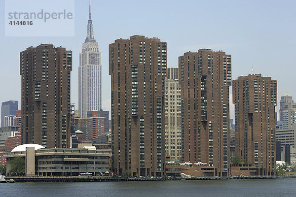 USA  Vereinigte Staaten von Amerika  New York City: Wohnhochhaseuser am East River. Empire State Building