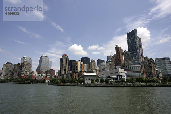 USA  Vereinigte Staaten von Amerika  New York City: Skyline lower Westside. am Hudson river.Downtown  Financial District.