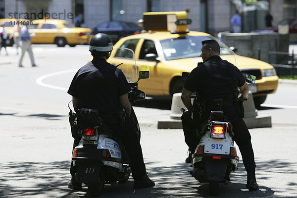 USA  Vereinigte Staaten von Amerika  New York City: Polizeistreife auf Motorrollern. Central Park South.