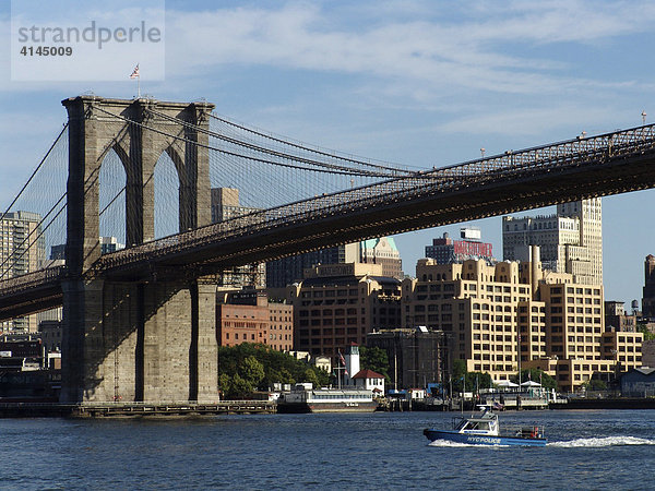 USA  Vereinigte Staaten von Amerika  New York City: Brooklyn Bridge und Skyline von Brooklyn Heights  East Rive.r