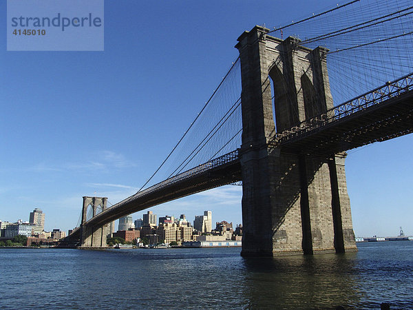 USA  Vereinigte Staaten von Amerika  New York City: Brooklyn Bridge und Skyline von Brooklyn Heights  East Rive.r