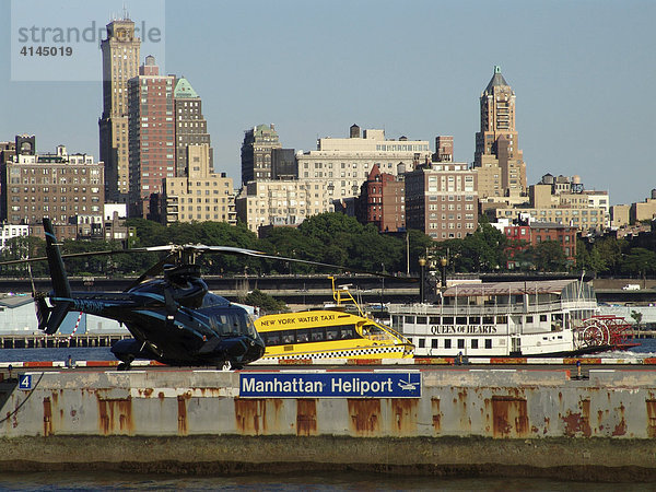 USA  Vereinigte Staaten von Amerika  New York City: Manhattan Heliport  Hubschrauberlandeplatz  Downtown am East River  Skyline von Brooklyn Heights. NY Waterway Faehre.