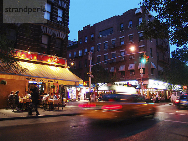 USA  Vereinigte Staaten von Amerika  New York City: West Village  Kneipen und Restaurants an der Macdougal Street  Ecke Bleecker Street.
