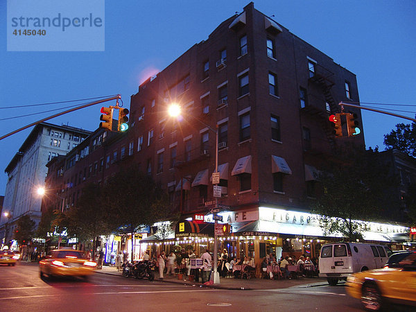USA  Vereinigte Staaten von Amerika  New York City: West Village  Kneipen und Restaurants an der Macdougal Street  Ecke Bleecker Street.