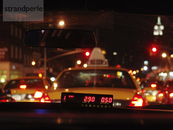 USA  Vereinigte Staaten von Amerika  New York City: New Yorker Taxi  Yellow cab.