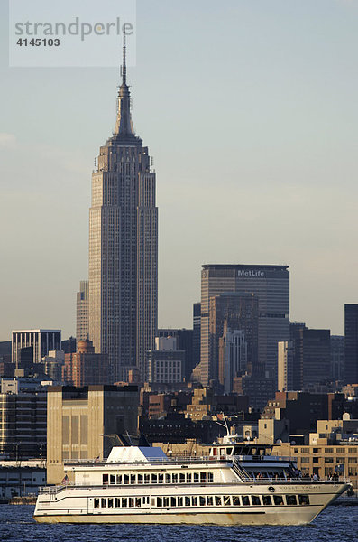 USA  Vereinigte Staaten von Amerika  New York City: Ausflugsboot auf dem Hudson River  Empire State Building.