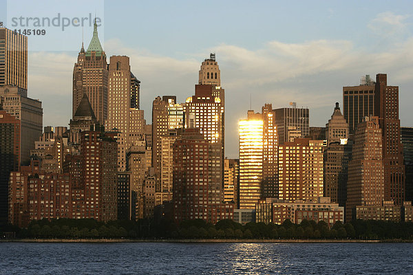 USA  Vereinigte Staaten von Amerika  New York City: Panorama der westseite von Downtown Manhattan  ueber den Hudson River  Financial District.