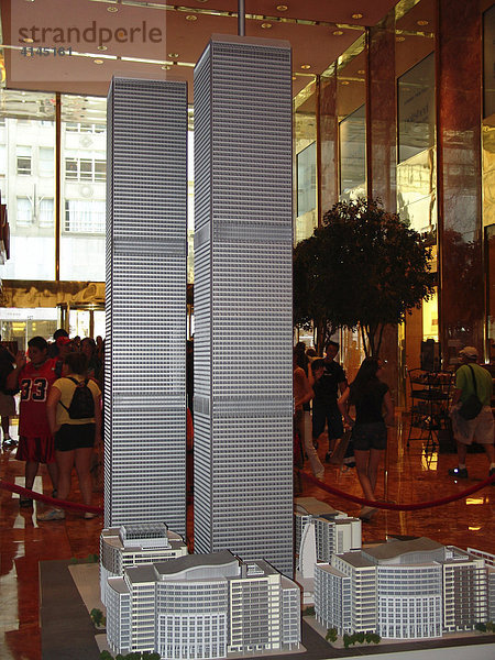 USA  Vereinigte Staaten von Amerika  New York City: Trump Tower an der Fifth Avenue. Modell der neuen Twin Towers die der Milliardaer Donald J. Trump an Stelle des Freedom Towers am Ground Zero bauen moechte. Besucher koennen sich in einer Unterschriftenliste fuer das Projekt eintragen.