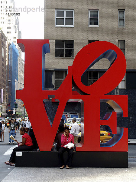 USA  Vereinigte Staaten von Amerika  New York City: LOVE Skulpture auf der 7th Avenue  Midtown.