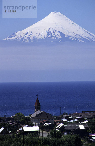 CHL  Chile: das Seengebiet. Der Vulkan Osorno am Lago Llanquihue bei Llanquihue.