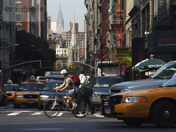 USA  Vereinigte Staaten von Amerika  New York City: Radfahrer auf der Canal Street  kreuzt die Lafayette Street.
