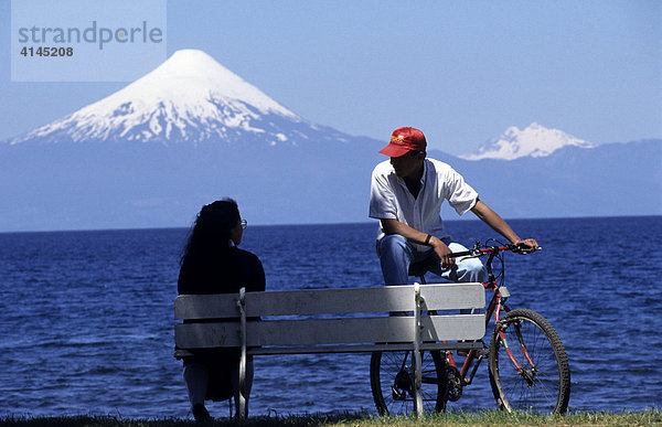 CHL  Chile: das Seengebiet. Der Vulkan Osorno am Lago Llanquihue bei Frutillar.