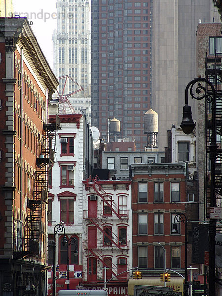 USA  Vereinigte Staaten von Amerika  New York City: China town  Blick auf Haeuser an der Howard Street.