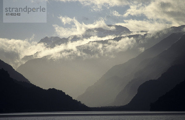 CHL  Chile: das Seengebiet. Fjordlandschaft.