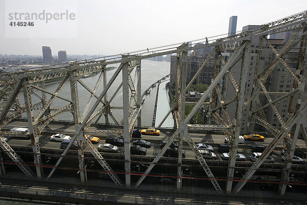 USA  Vereinigte Staaten von Amerika  New York City: Queensboro Bridge ueber den East River.