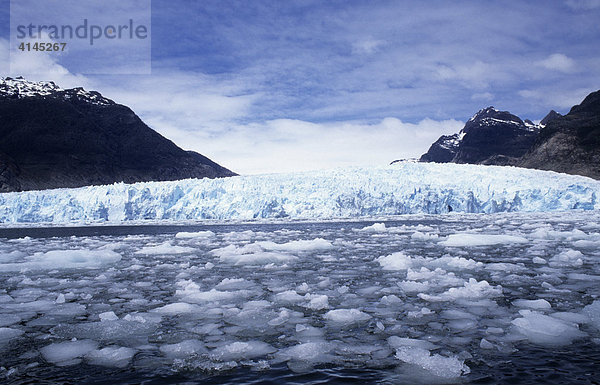 CHL  Chile  Patagonien: Patagonia Connection. Gletscher San Valentin in der Laguna San Rafael  Schlauchboot-Tour.