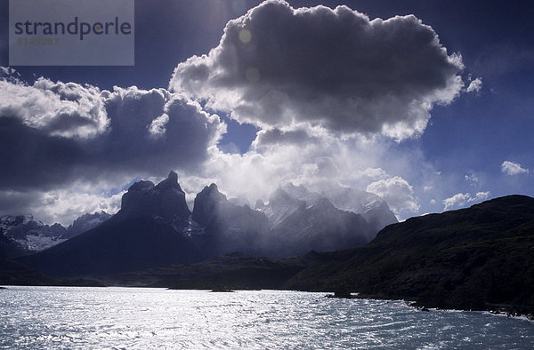 CHL  Chile  Patagonien: Nationalpark Torres del Paine  Lago Pehoe  Paine-Bergmassiv.