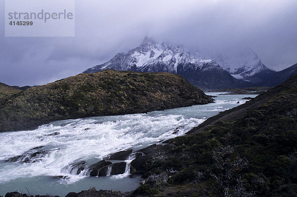 CHL  Chile  Patagonien: Nationalpark Torres del Paine  Wasserfall vor dem Paine-Massiv.