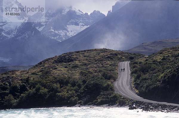 CHL  Chile  Patagonien: Nationalpark Torres del Paine  Wanderer auf einer Schotterpiste.