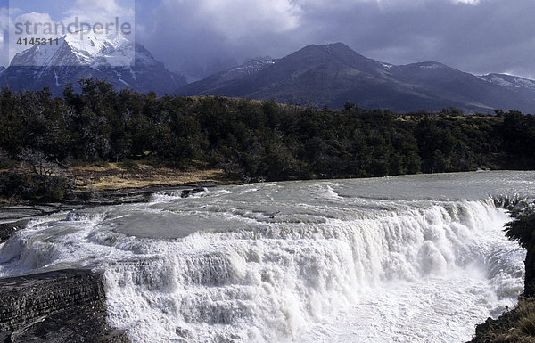 CHL  Chile  Patagonien: Nationalpark Torres del Paine  Wasserfall Cascadas del Rio Paine.