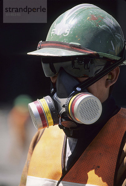 CHL  Chile  Atacama-Wueste: Kupfermine Chuquicamata  Arbeiter mit Schutzmaske.