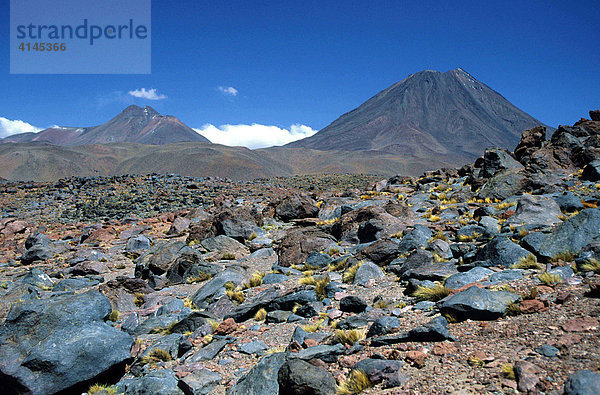 CHL  Chile  Atacama-Wueste: Vulkanlandschaft am Co Lejia.