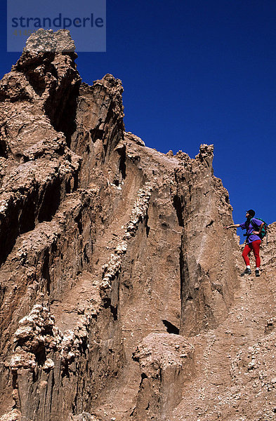CHL  Chile  Atacama-Wueste: Trekking in der Cordillera de la Sal.