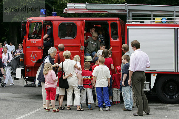 DEU  Bundesrepublik Deutschland  Essen: Tag der offenen Tuere bei einer Freiwilligen Feuerwehr.