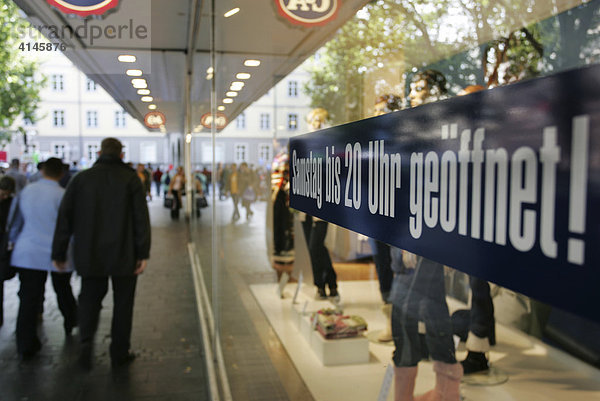 DEU  Bundesrepublik Deutschland  Bonn : Modekaufhaus (C&A) in der Innenstadt. Schild kuendigt Ladenoeffnungszeiten auch am Samstag bis 20 Uhr an.