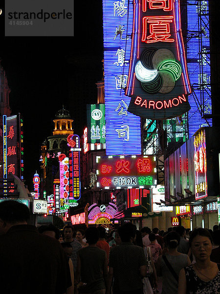 CHN  China  Shanghai: Die Stadt  die niemals schlaeft: Neon-Reklamen in Shanghais Innenstadt.