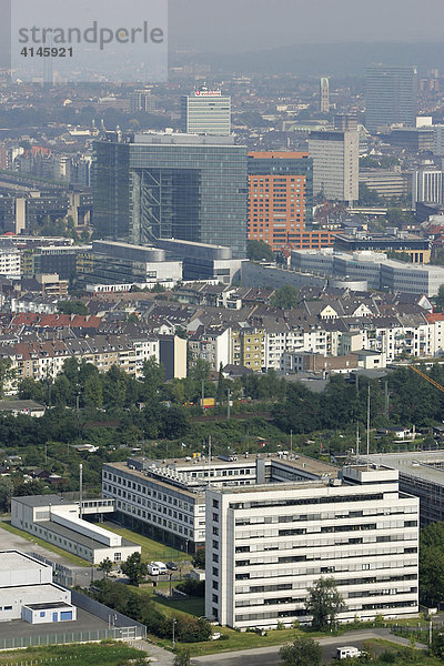 DEU  Deutschland  Duesseldorf: Innenstadt  mit Stadttor Gebaeude  Sitz der NRW Staatskanzlei. im Vordergrund die Gebaeude des NRW Landeskriminalamt LKA.