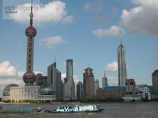 CHN  China  Shanghai: Shanghais Skyline gehoert zu den modernsten der Welt  jede Woche entstehen neue Wolkenkratzer.