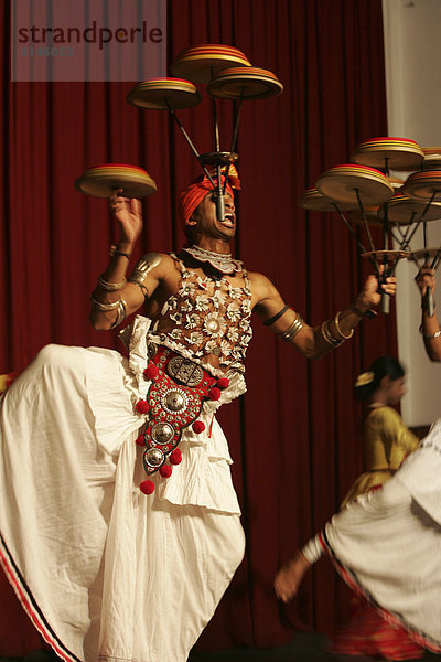 LKA  Sri Lanka  Kandy: Traditioneller Tanz  Kohomba  Kandy Dance  zu Ehren des Gottes Kohomba. Auffuehrung fuer Touristen. Mimik und Gestenreicher Tanz zu Trommelmusik.