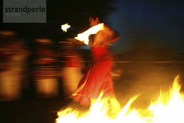 LKA  Sri Lanka  Kandy: Feuertanz  Laufen auf gluehender Kohle.Traditioneller Tanz  Kohomba  Kandy Dance  zu Ehren des Gottes Kohomba. Auffuehrung fuer Touristen.