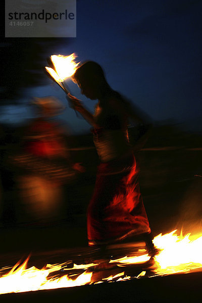 LKA  Sri Lanka  Kandy: Feuertanz  Laufen auf gluehender Kohle.Traditioneller Tanz  Kohomba  Kandy Dance  zu Ehren des Gottes Kohomba. Auffuehrung fuer Touristen.