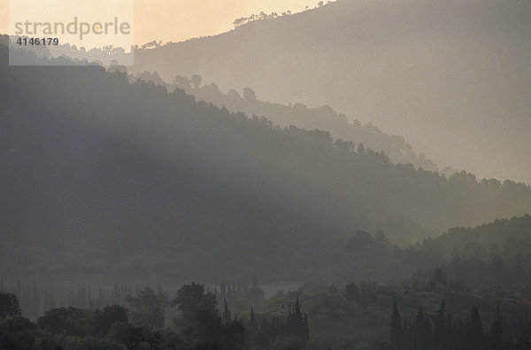 ESP  Spanien  Balearen  Mallorca: Serra de Tramuntana  Westkueste bei Puigpunyent.