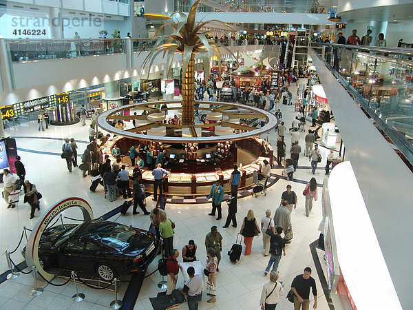 ARE  Vereinigte Arabische Emirate  Dubai: Sheikh-Rashid-Terminal des Internationalen Flughafen mit Duty-Free-Shops
