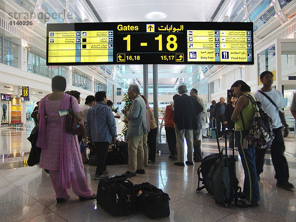 ARE  Vereinigte Arabische Emirate  Dubai: Sheikh-Rashid-Terminal des Internationalen Flughafen mit Duty-Free-Shops