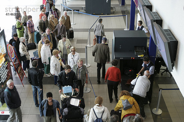 DEU  Deutschland  Berlin : Flughafen Berlin-Schoenefeld. Sicherheitskontrolle  roentgen des Reisegepaecks vor dem einchecken