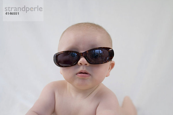 Baby mit Sonnenbrille