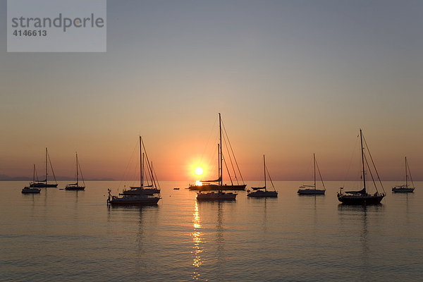 Sonnenuntergang mit Segelbooten