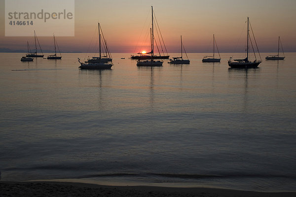 Sonnenuntergang mit Segelbooten