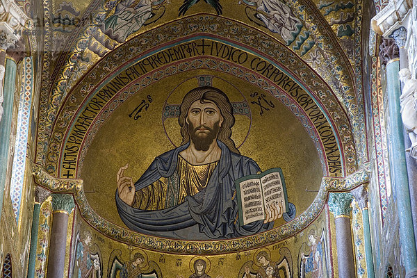 Das Christus-Mosaik im Dom  Cefalu  Sizilien  Italien