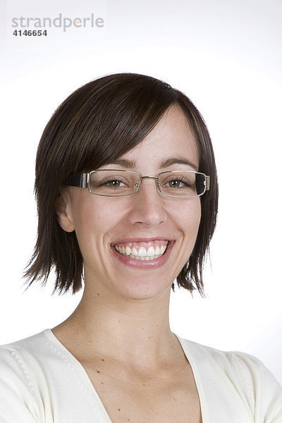 Lachende junge Frau mit Brille