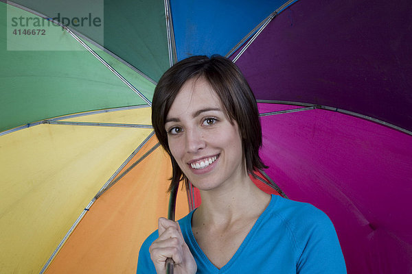 Junge Frau mit buntem Schirm