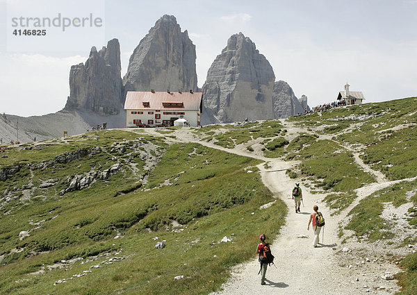 Blick auf die Dreizinnenhütte und die Drei Zinnen Gipfel  Dolomiten  Pustertal  Südtirol  Italien  Europa