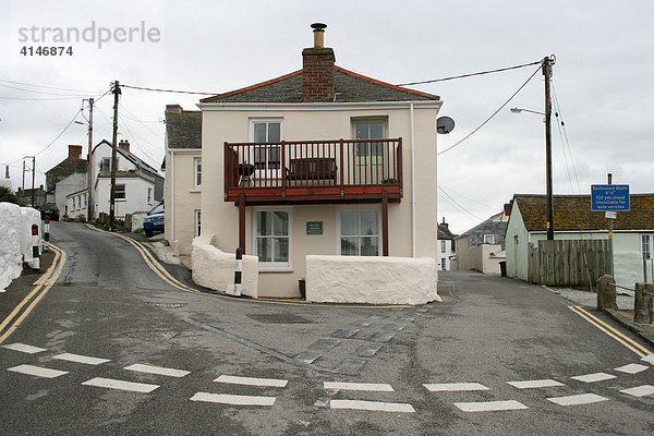 Haus in Strassenkurve  Porthleven  Cornwall  Großbritannien.